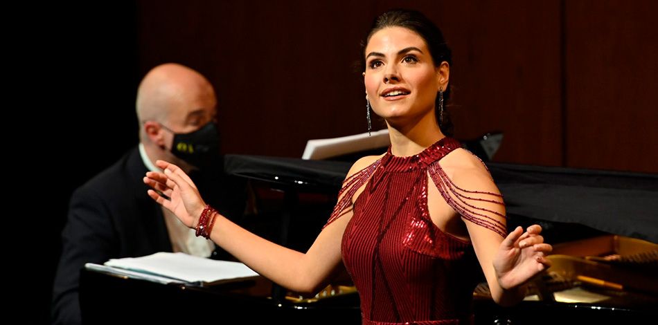 Serena Sáenz, alumni of the Liceu Conservatory Foundation and scholarship holder of the Ferrer-Salat Music Foundation, winner of the Montserrat Caballé International Singing Competition