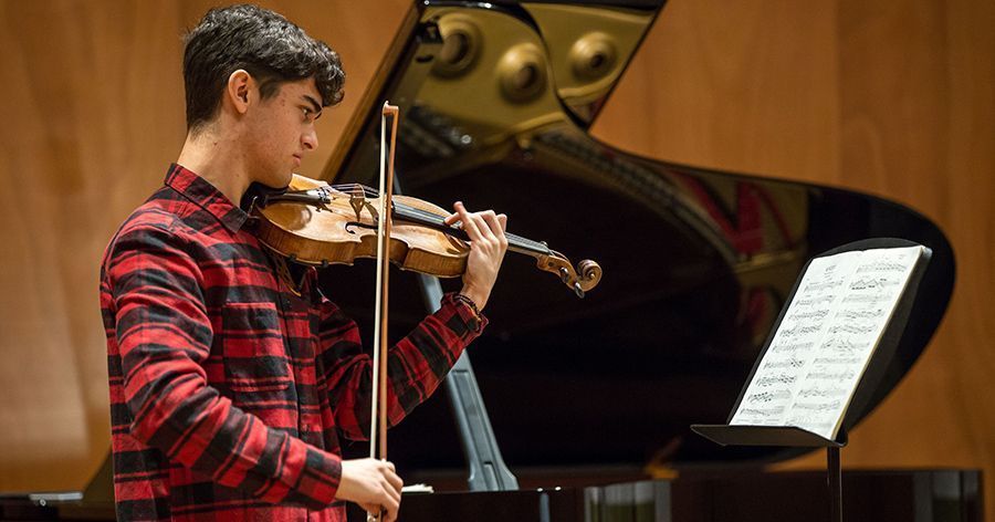 Alumno Miquel Muñiz premios Concurso Nacional de Jóvenes Intérpretes Álvaro Pareja y en Ysaÿe International Music Competition