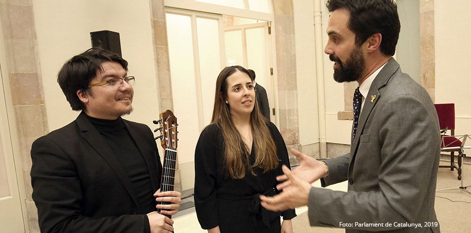Los alumnos de Máster del Centro Superior Andrea Gutiérrez i Nicolas Acevedo actuaron en el Parlamento de Cataluña en el Acto institucional del Día Internacional en Memoria de las Víctimas del Holocausto