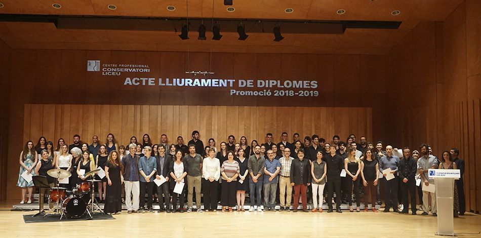 El martes 18 de junio se celebró en el Auditorio del Conservatorio Liceu la graduación de la Promoción 2018-19 los alumnos del centro. 62 alumnos recogían sus diplomas en reconocimiento a la finalización de esta etapa de sus estudios musicales
