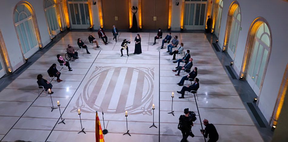 Cristina Tena y Emma Campàs, alumnas del Centro Superior Liceu y Becarias de la Fundación de Música Ferrer-Salat, participan en el acto del Parlamento de Cataluña en Memoria de las Víctimas del Holocausto