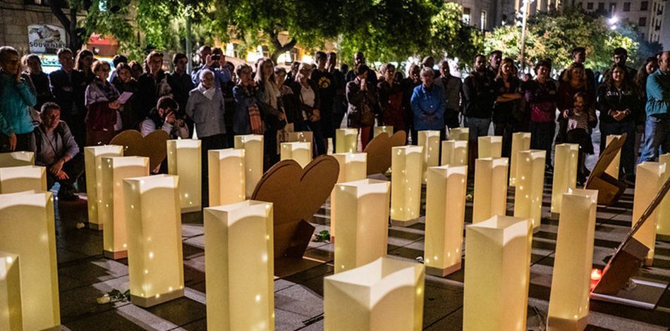 Alumnos del Centro Superior ponen música al acto en memoria de las personas sin hogar de Arrels Fundació que nos han dejado durante este año