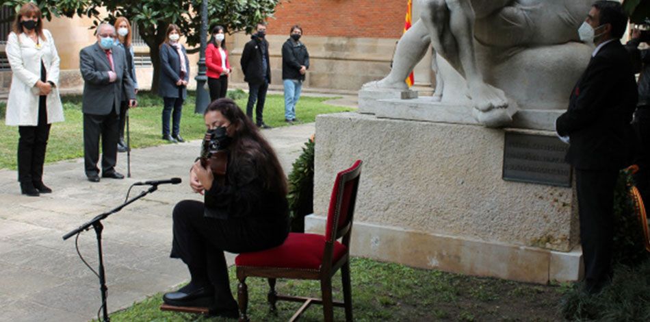 Bruna Escolà, alumna del Centro Superior Liceu y becaria de la Fundación de Música Ferrer-Salat, actúa en el Parlamento de Cataluña con motivo del homenaje a los republicanos represaliados por el franquismo