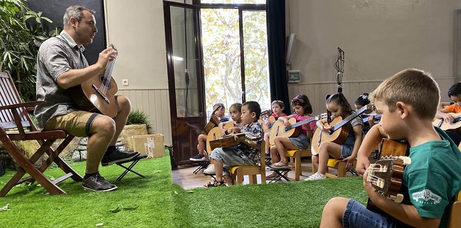 La Escuela Balmes de Mataró, vinculada al Conservatorio Liceu, incorpora al programa de primaria musical la asignatura de taller de guitarras