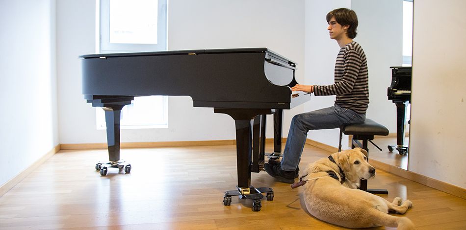 Guillem León, alumno del Centro Superior Liceu i becario de la Fundación de Música Ferrer Salat, premiado en los concursos Bella Music Foundation International Music Competition y International Online Piano Competition ''Gloria Artis''