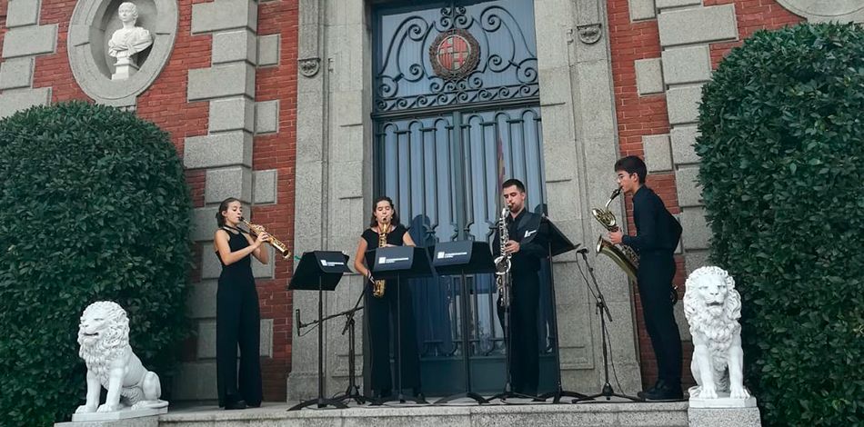 El cuarteto de saxos formado por alumnos del Centro Superior de Música Liceo actuó durante el Hola Barcelona! Cocktail organizado por Barcelona Global