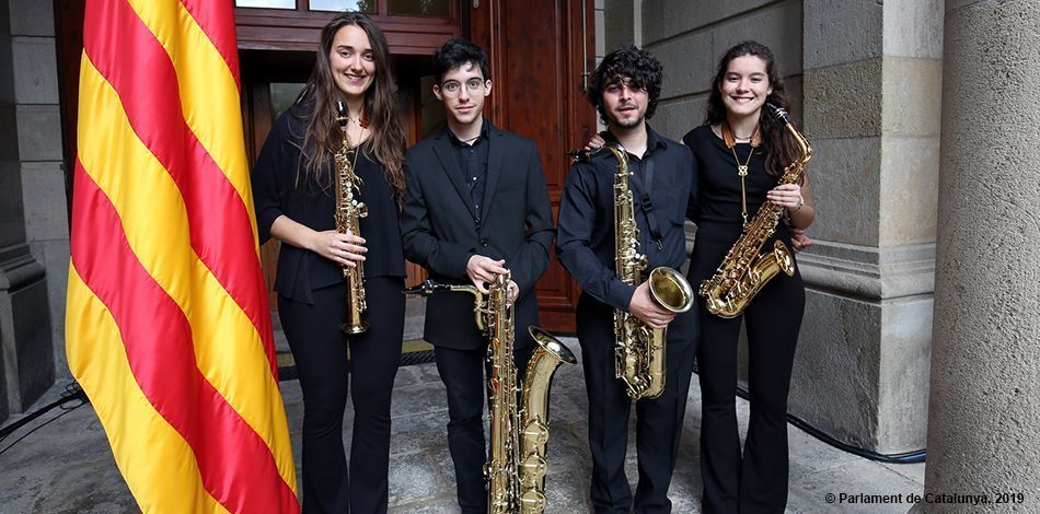 El Quartet de Saxofons del Conservatori Liceu formado por alumnos del centro, actúa en el Parlamento de Cataluña con motivo del Día Internacional contra la Homofobia