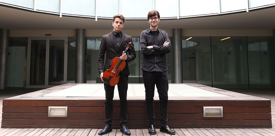 Adrián Martínez y Adrià Perea, alumnos del Centro Superior Liceu, ganadores del 1º premio en el King’s Peak Internacional Music Competition