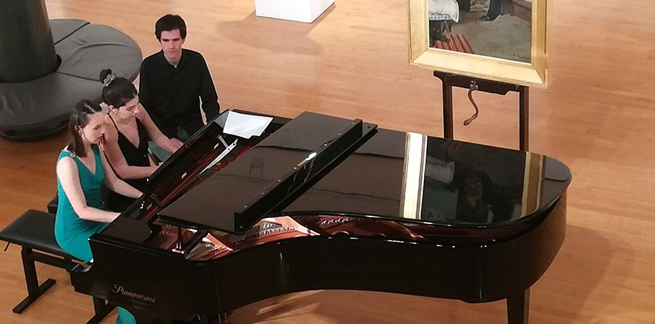 Els alumnes de piano del Centre Superior interpreten música a la Sala Parés per complementar l’exposició 'París a Parés'