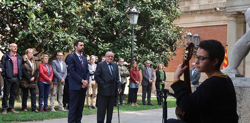 L’alumna del Centre Superior de Música Liceu, Bárbara Martínez-Londono, actua al Parlament de Catalunya en motiu de l'homenatge als republicans represaliats pel franquisme