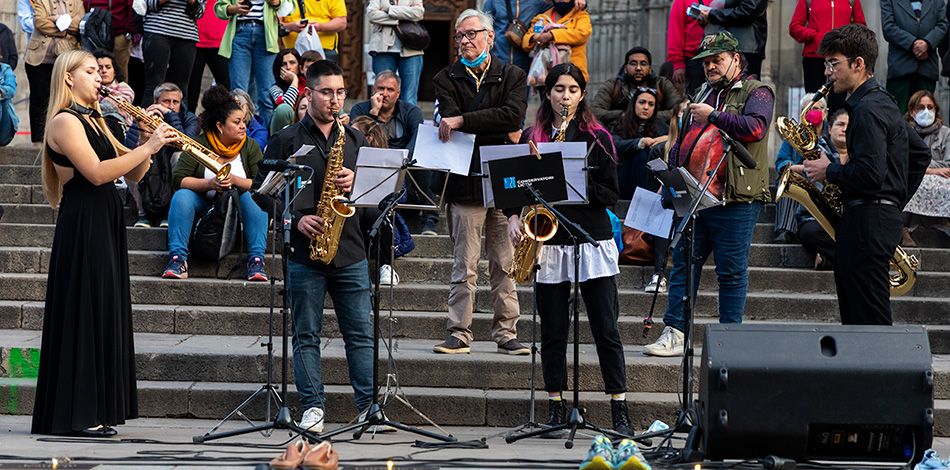 Alumnes del Centre Superior Liceu posen música a l’acte en memòria de les persones sense llar d’Arrels Fundació que ens han deixat durant aquest any