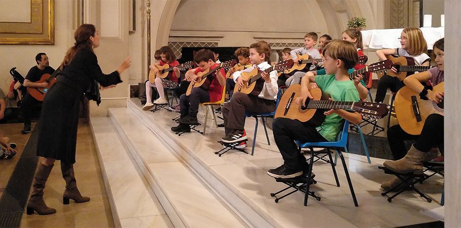 Els alumnes de guitarra de les Escoles Liceu, actuen en concert a l’Església de l’Escola Escolàpies Llúria, escola vinculada de la Fundació Conservatori Liceu