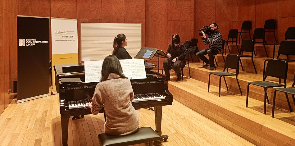 La professora Marta Mathéu i l’alumna Ju Hee Nam del Centre Superior Liceu, protagonistes al Telenotícies de TV3