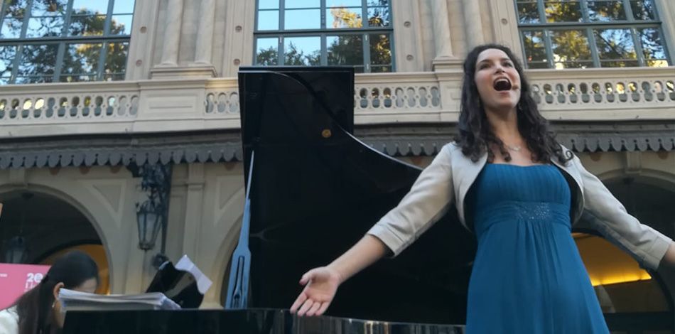 Els alumnes del Centre Superior de Música Liceu ofereixen un recital davant del Gran Teatre del Liceu per celebrar el Dia Mundial de l’Òpera