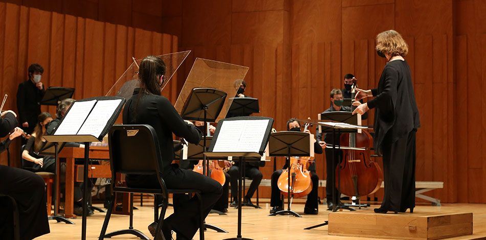 Mireia Barrera dirigeix l’Orquestra i el Cor de Cambra Conservatori Liceu dins del cicle Liceu Jove