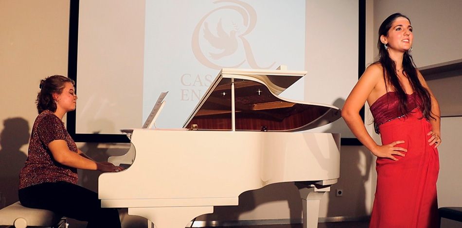 Laia Mata i Jana Ginesta, alumnes del Centre Superior Liceu, actuen a Casa Rusia de Madrid