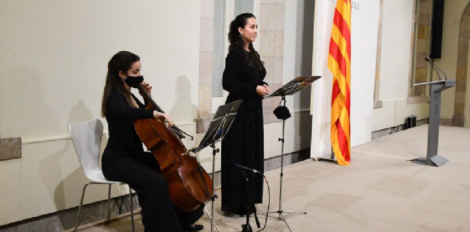 Yelen Montero i Laura Martí, alumnes de la Fundació Conservatori Liceu, participen en l’acte del Parlament de Catalunya en Memòria de les Víctimes de l’Holocaust