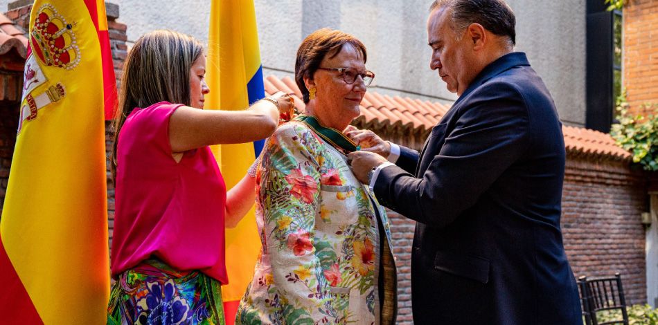 Maria Serrat Martín, Directora General de la Fundació Conservatori Liceu, rep del Govern de la República de Colòmbia l'Orden de San Carlos en el Grado de Comendador
