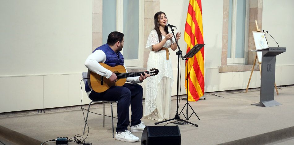 El duo Athrodeel, format per alumnes de la Fundació Conservatori Liceu, actua al Parlament de Catalunya amb motiu de l’acte de lliurament del Premi Solidaritat 2021