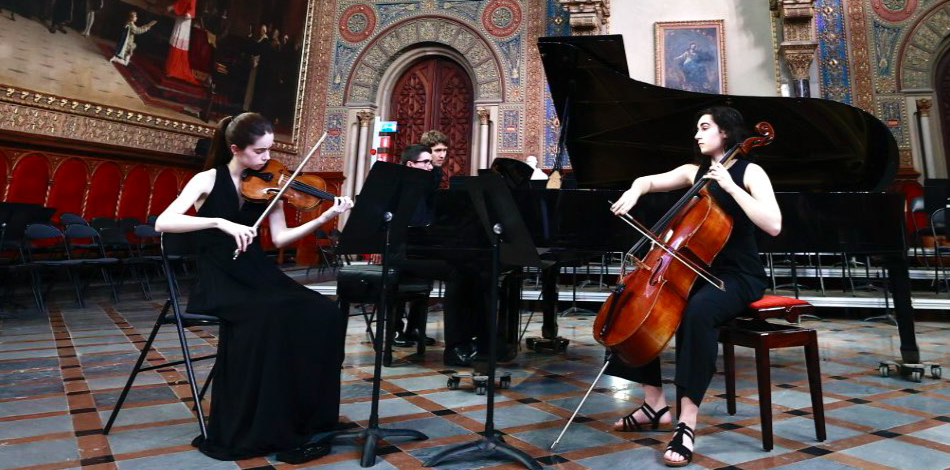 El trio Aurió, format per alumnes del Conservatori Superior Liceu, participa a la Nit de la Música a la Universitat de Barcelona