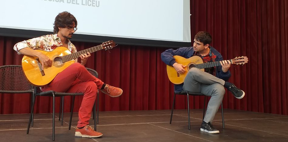 Carlos Coronado i Jaume Francés, alumnes de guitarra flamenca del Centre Superior Liceu, actuen al Born CC