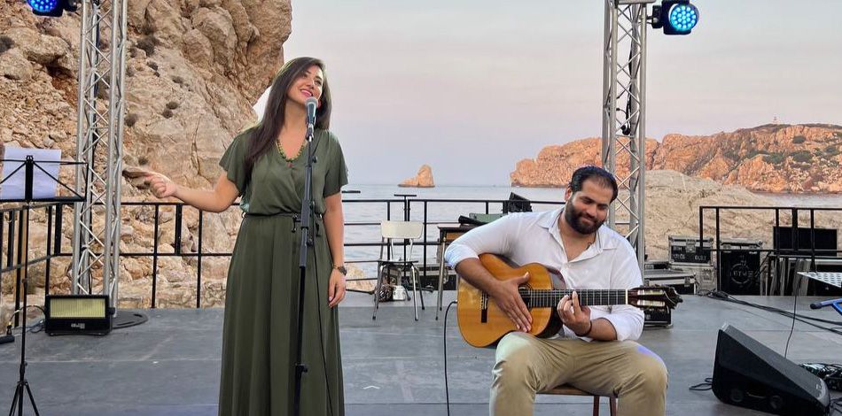 El duo Athrodeel, format per alumnes del Centre Superior Liceu, actua al Festival Fringe