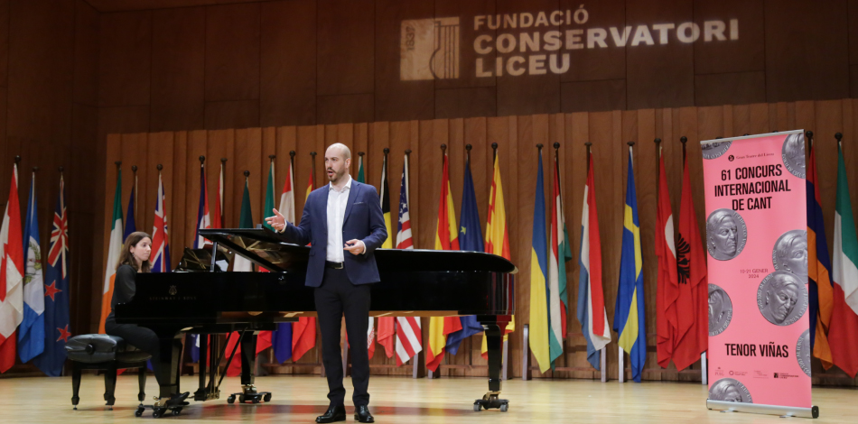 Lluís Calvet, graduat del Conservatori Superior Liceu, guardonat amb diversos premis en la Final del 61è Concurs Internacional de Cant Tenor Viñas