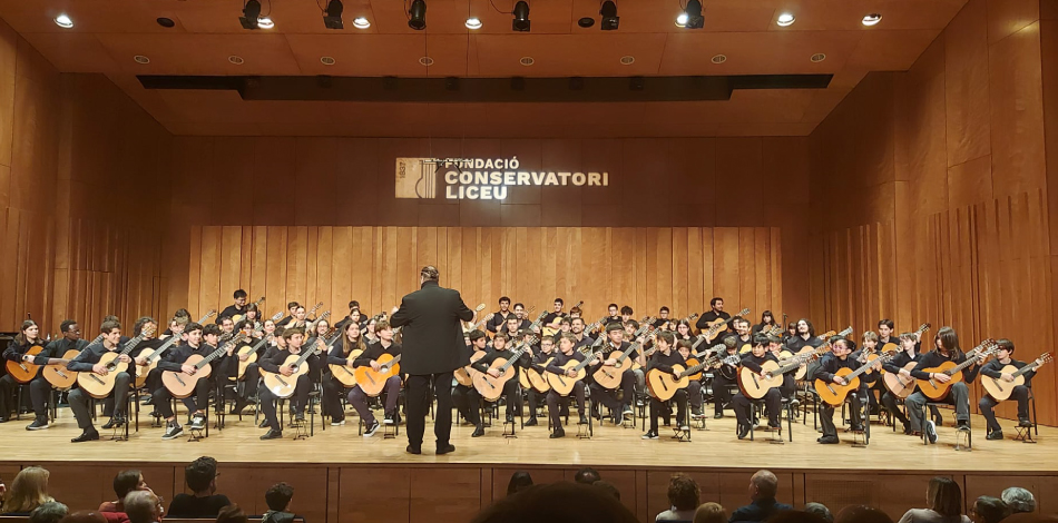 Magnífic concert de l’Orquestra de Guitarres del Centre Professional i les Escoles Liceu a l’Auditori Conservatori Liceu, sota la direcció de Sergi Vicente i amb la participació de 80 alumnes