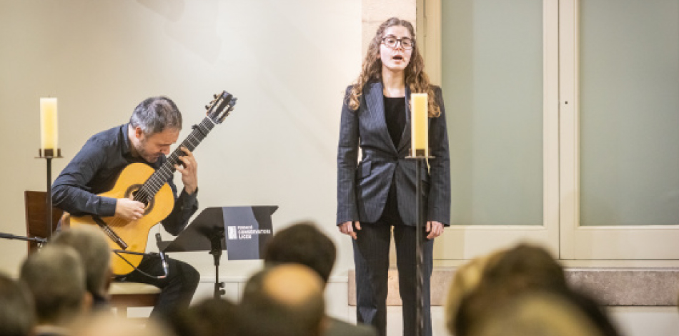 Els alumnes del Conservatori Superior Liceu, Noelia Rivera (cant) i Gian Carlo Scevola (guitarra), participen en l’acte del Parlament en Memòria de les Víctimes de l’Holocaust