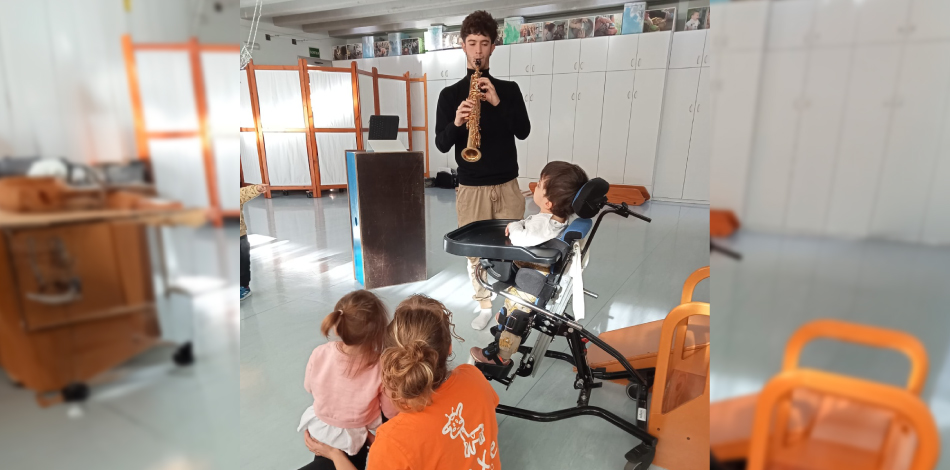 Pol del Moral, alumne del Conservatori Superior Liceu, actua l’Aula d’atenció especialitzada de Nexe Fundació a Sant Feliu de Llobregat
