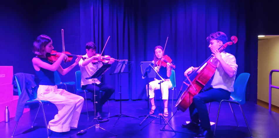 El Quartet de Capo, format per alumnes del Conservatori Superior Liceu, actua a l’escola Josep Sol i Rodríguez coincidint amb la Diada de Sant Jordi