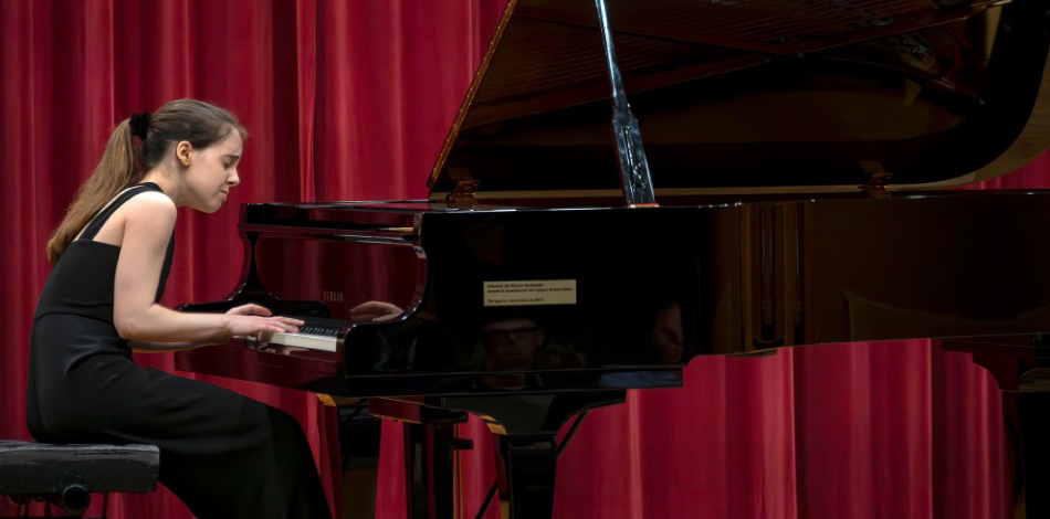 Sara Serrano Mouronte, alumna del Conservatori Superior Liceu i becària de la Fundació de Música Ferrer-Salat, guanya el primer premi en el I Concurs de Joves Solistes de l’Orquestra Simfònica de la URV