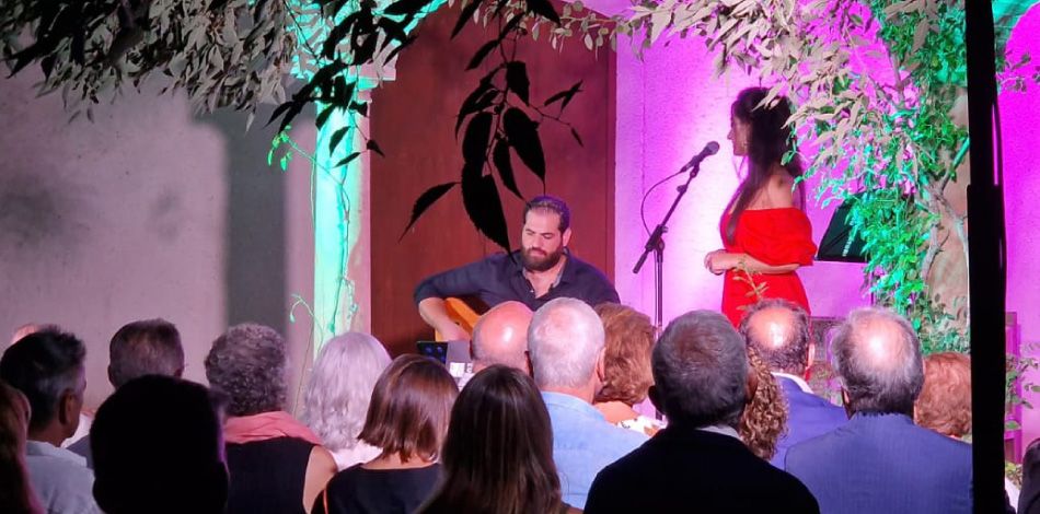 El duo Athrodeel, format per alumnes de la Fundació Conservatori Liceu, va actuar a l’acte solidari organitzat per la Fundació El Somni dels Nens
