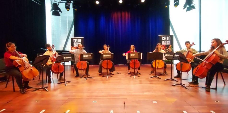 Un grup de violoncels del Conservatori Liceu participa a la Cello Biennale d’Amsterdam sota la direcció de la professora Amparo Lacruz