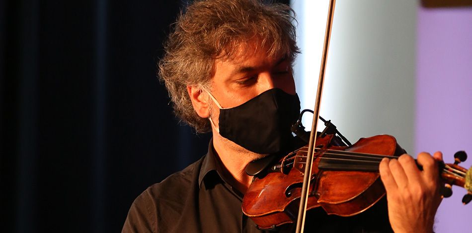 El violinista Oriol Saña, professor del Centre Superior Liceu, protagonista al The New York Times