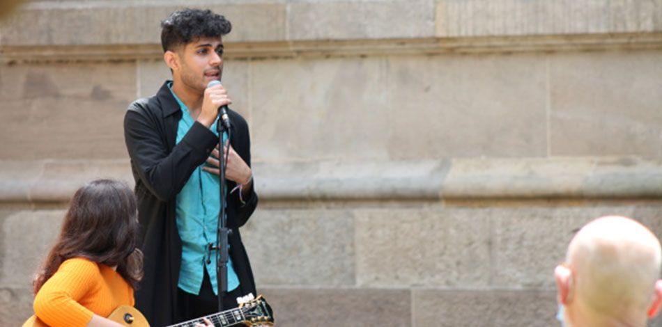 Vignesh T. Melwani i Carla Motis, alumnes del Centre Superior de Música Liceu, actuen al Parlament de Catalunya amb motiu del Dia Internacional contra l’Homofòbia