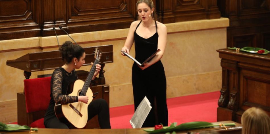 Emma Campàs i Natalia Sánchez, alumnes del Centre Superior de Música Liceu, actuen al Parlament de Catalunya amb motiu de la Diada de Sant Jordi