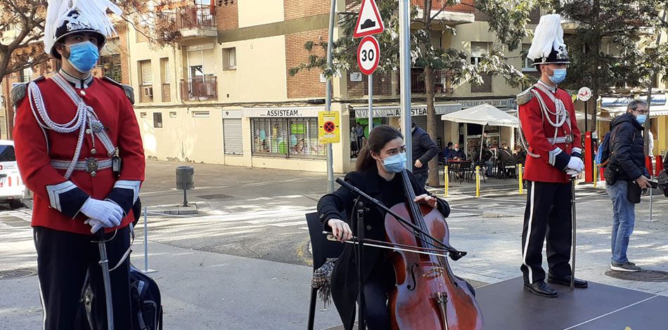 L’alumna del Centre Superior de Música Liceu Paula Sánchez Lahoz va actuar a l’acte d' homenatge a l’agent de la Guardià Urbana Juan Miguel Gervilla