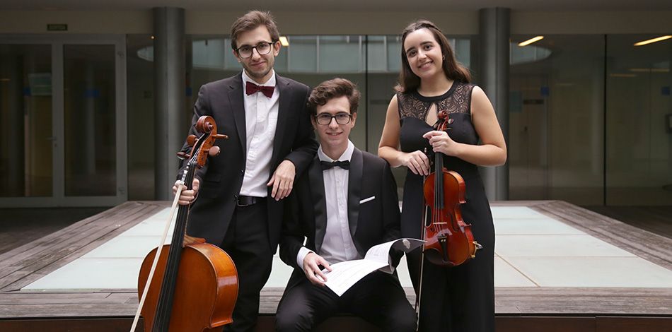 El Trio Meraki, format per alumnes del Centre Superior Liceu i becaris de la Fundació de Música Ferrer-Salat, actuen a l’Auditori de Cornellà